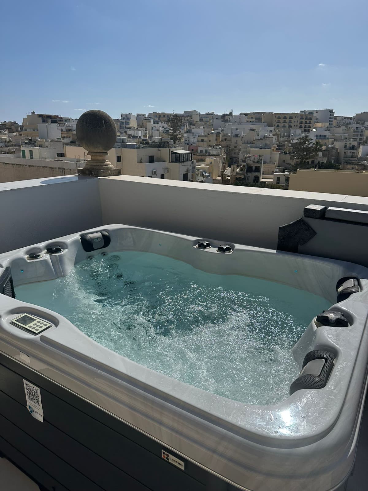 Penthouse with Jacuzzi in Sliema  - Image 1