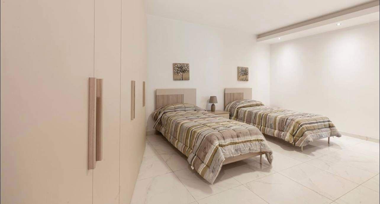 Three Bedroom Apartment with a Pool and Gym in Swieqi - thumbnail 16