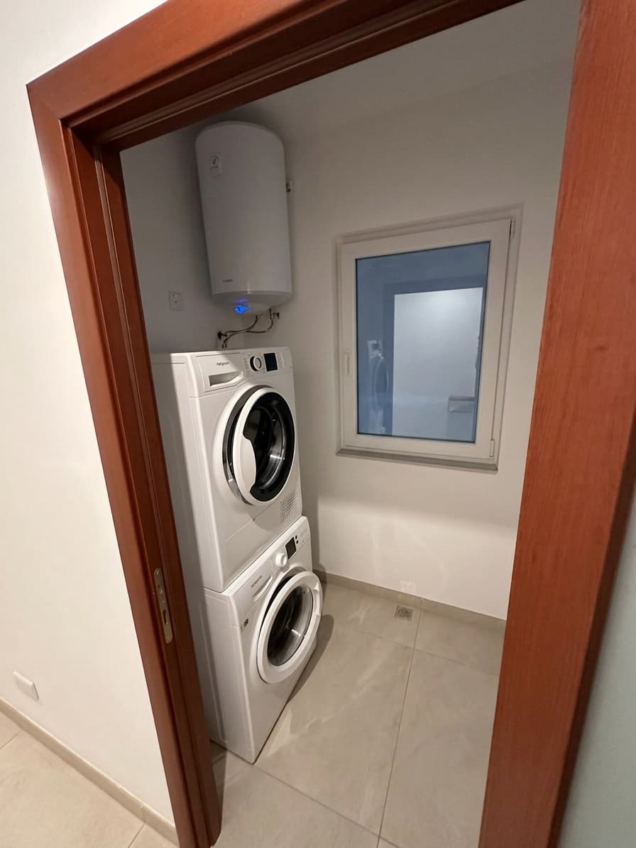 Seafront Apartment in Sliema  - thumbnail 9