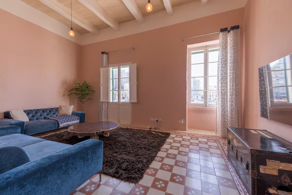 Three Bedroom Seafront House Of Character with a Jacuzzi in St Julians - thumbnail 8