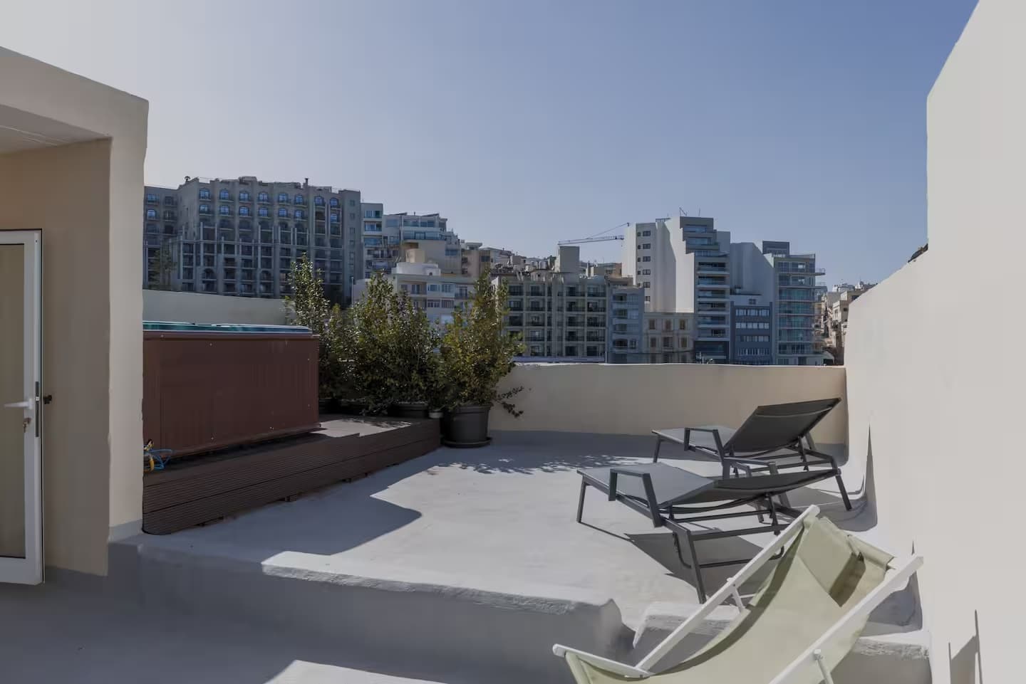 Three Bedroom Seafront House Of Character with a Jacuzzi in St Julians - thumbnail 9