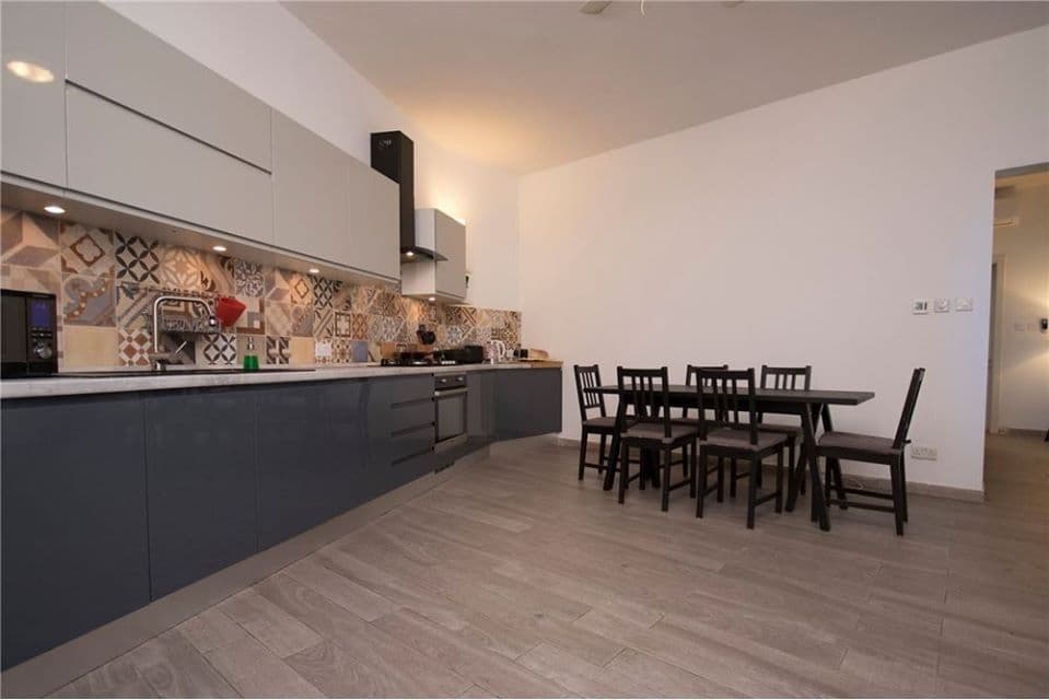 Four Bedroom Townhouse with Two Roof Terraces in Sliema - thumbnail 4