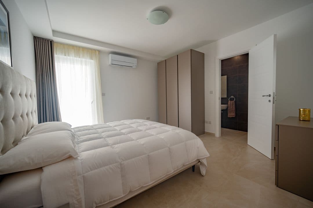 Three Bedroom Seafront Apartment with Large Terrace in Pieta - thumbnail 8
