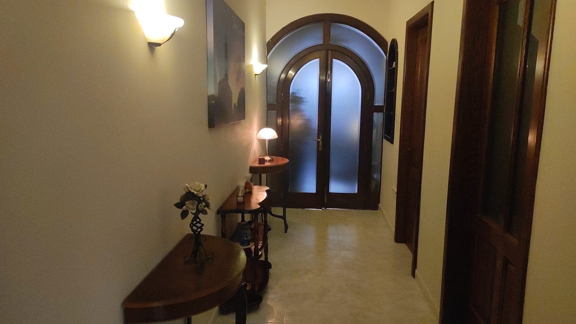 Two Bedroom Apartment with Spacious Backyard - Image 1