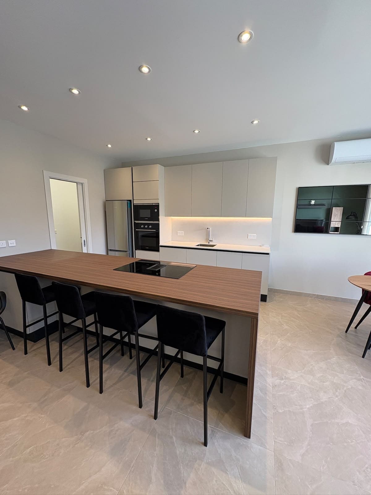 Three Bedroom Apartment with Valley Views - thumbnail 5