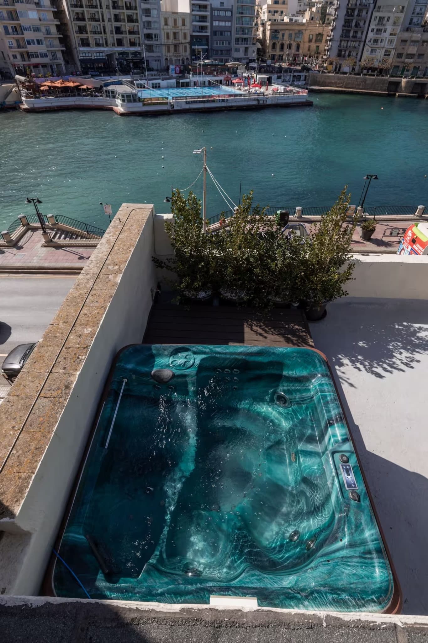 Three Bedroom Seafront House Of Character with a Jacuzzi in St Julians - thumbnail 2