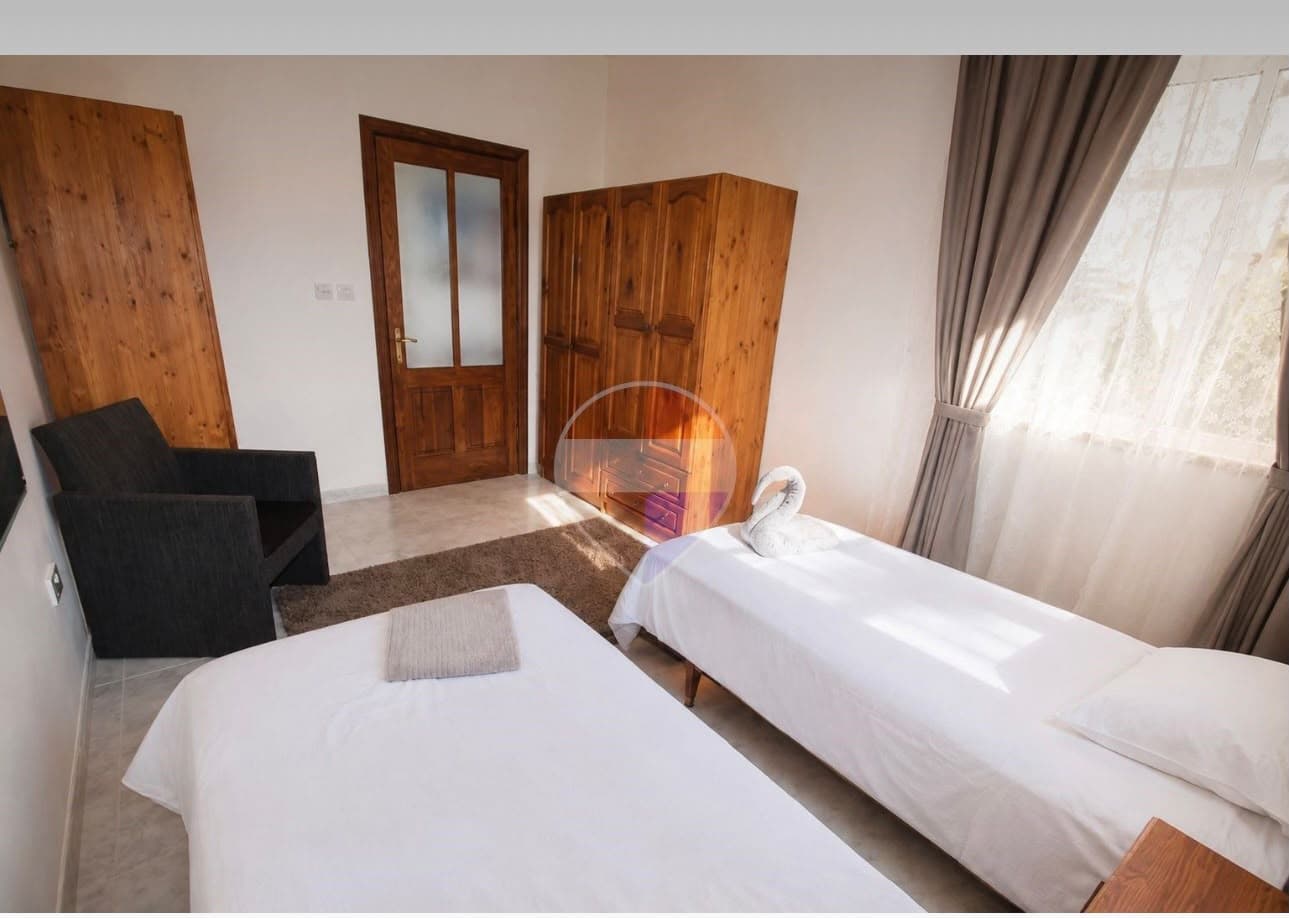 Two Bedroom Apartment with Spacious Backyard - thumbnail 4