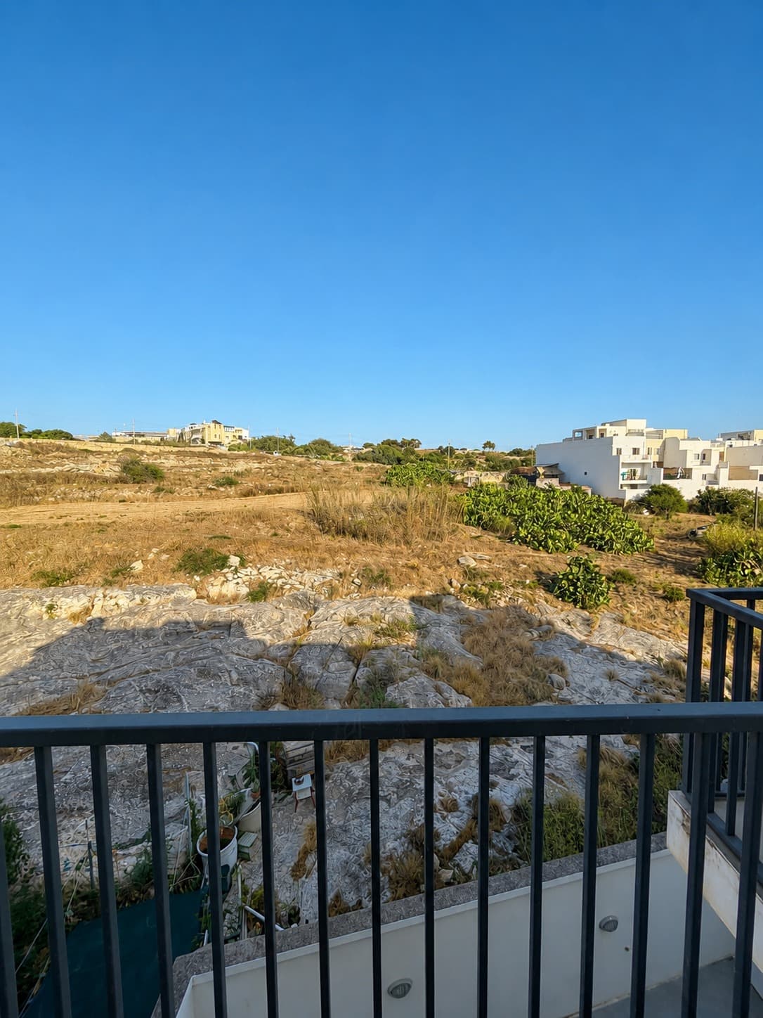 Block of three apartments on the seafront in Salina - thumbnail 2