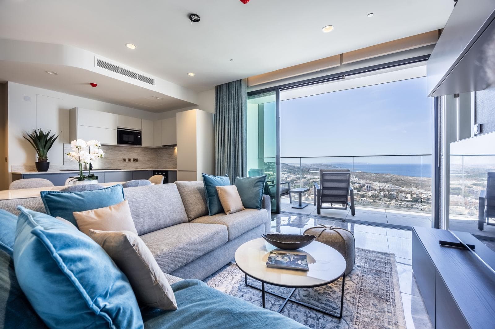 One Bedroom Luxury Apartment with Sea Views in St. Julians - thumbnail 4