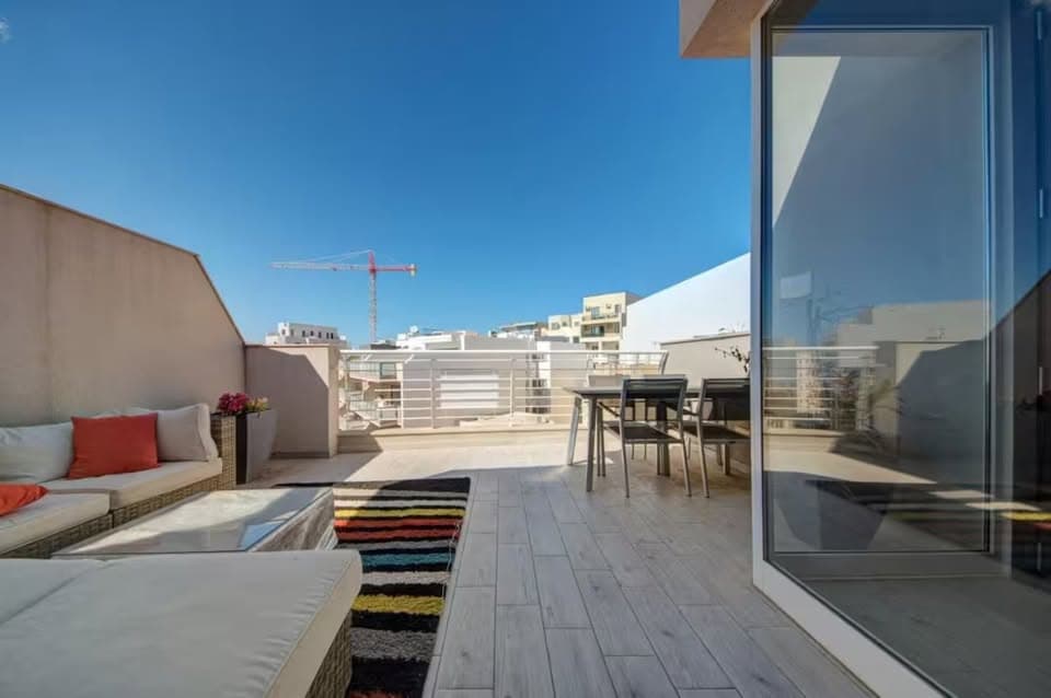 Two Bedroom Penthouse with Large Terraces and Sea Views in Marsaskala - thumbnail 5