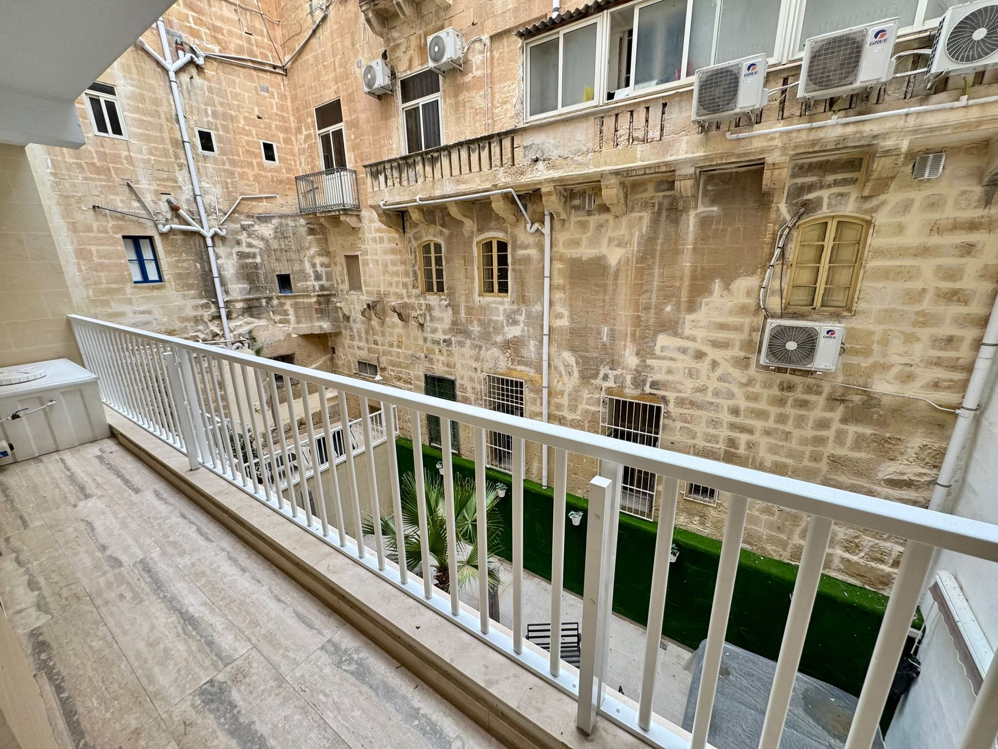 Seafront Duplex Maisonette in Floriana - thumbnail 23