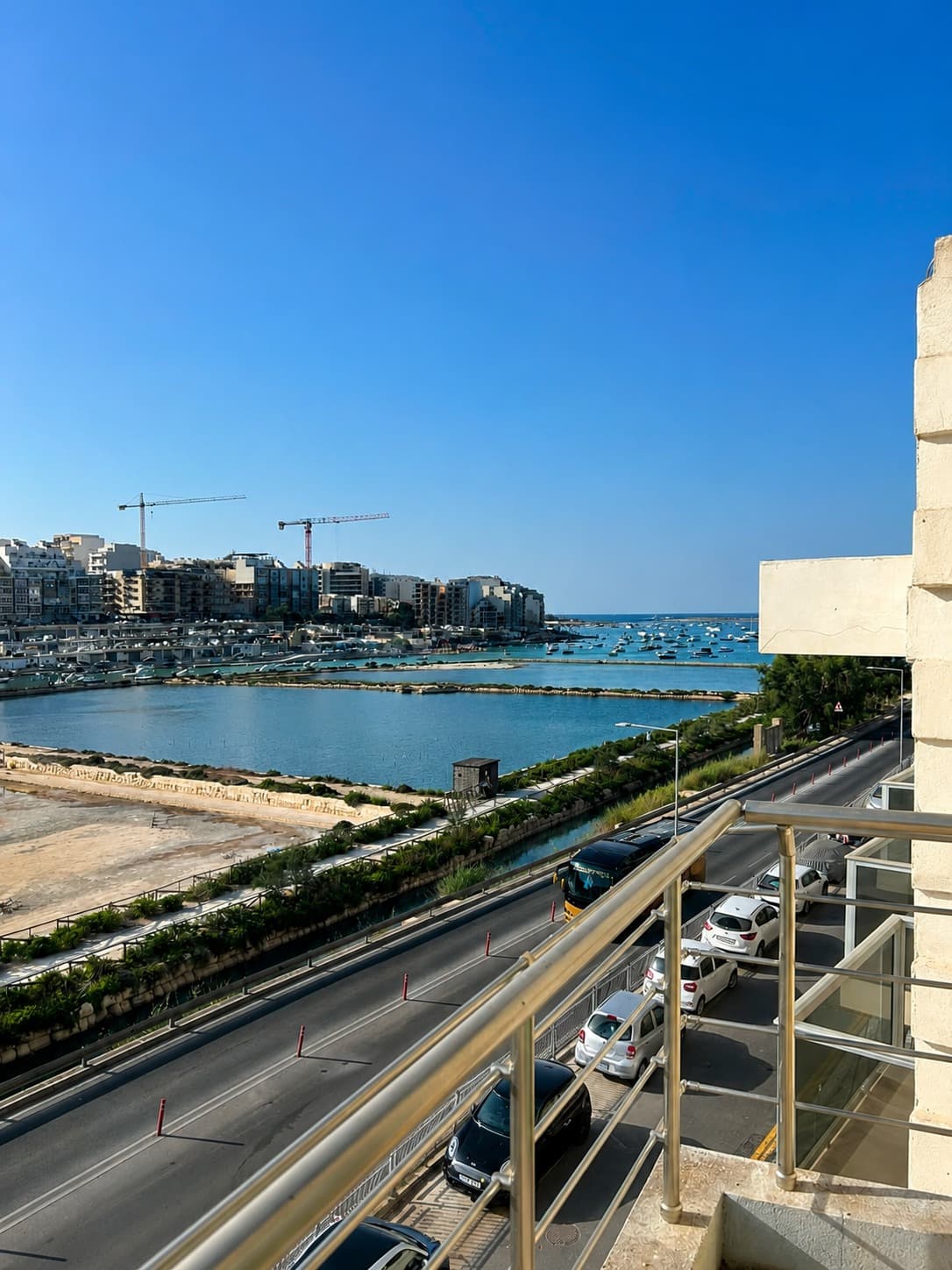 Block of three apartments on the seafront in Salina - Image 1