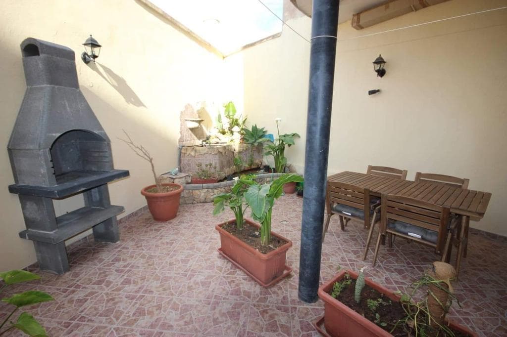 Two Bedroom Apartment with Spacious Backyard - thumbnail 2