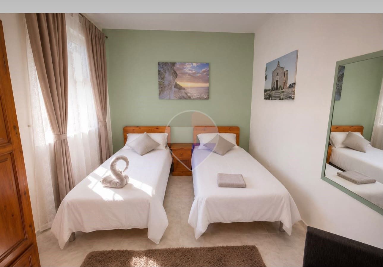 Two Bedroom Apartment with Spacious Backyard - thumbnail 6