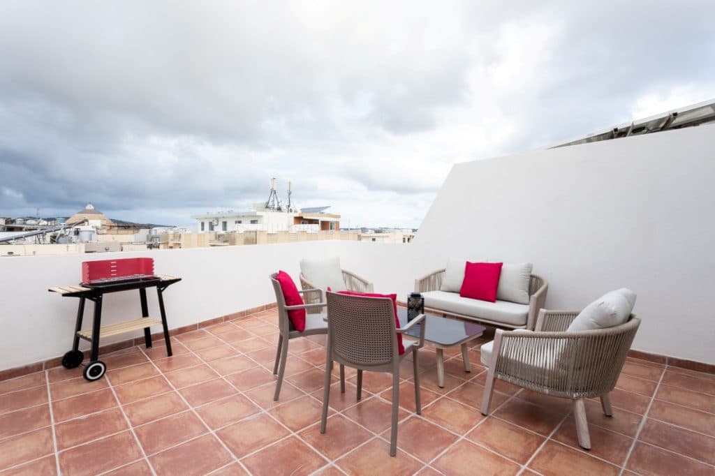 Three Bedroom Duplex Penthouse with Terraces in Mosta - thumbnail 2