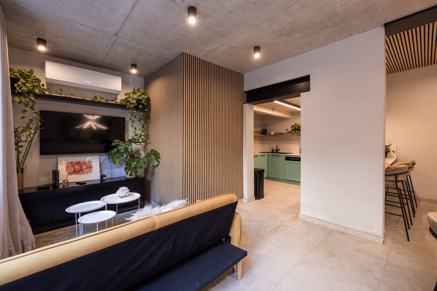 Three Bedroom Seafront House Of Character with a Jacuzzi in St Julians - thumbnail 6