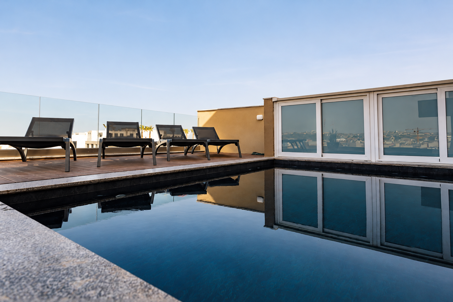 Two Bedroom Luxury Penthouse with a Rooftop Pool in St Julians - thumbnail 3