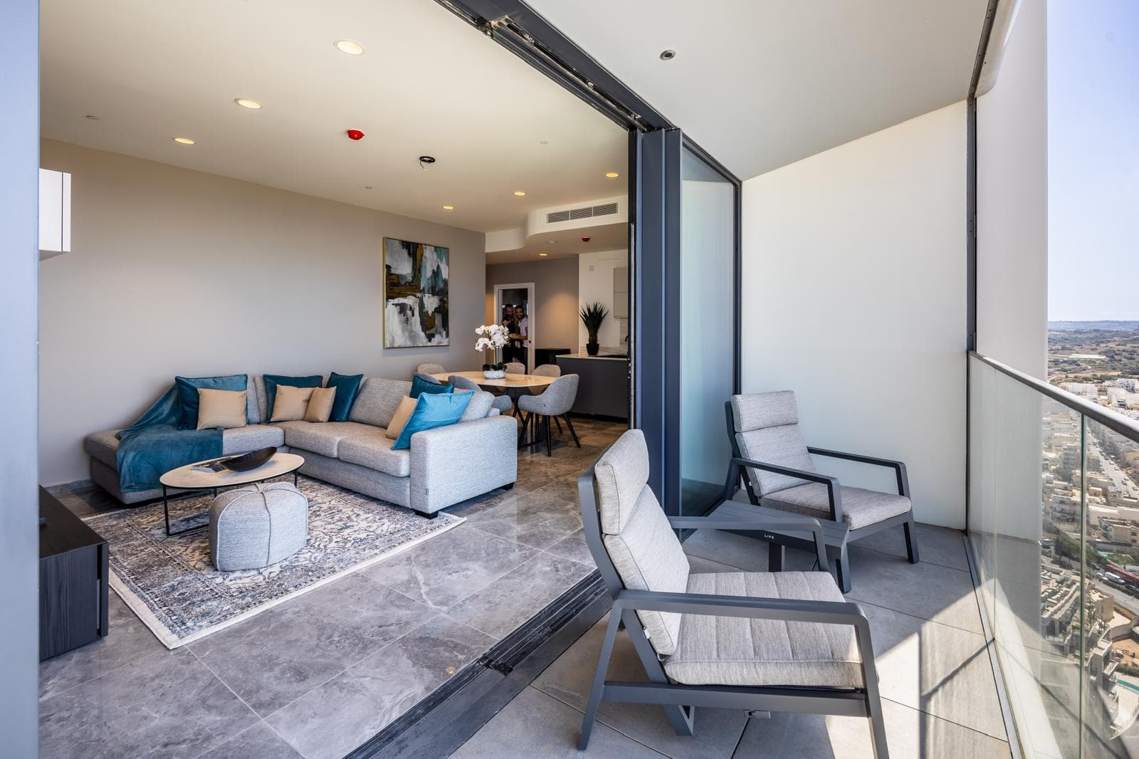 One Bedroom Luxury Apartment with Sea Views in St. Julians - thumbnail 3