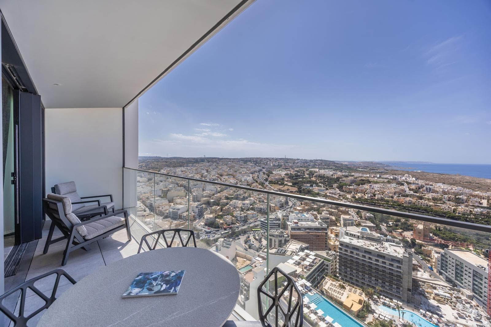 One Bedroom Luxury Apartment with Sea Views in St. Julians - thumbnail 2