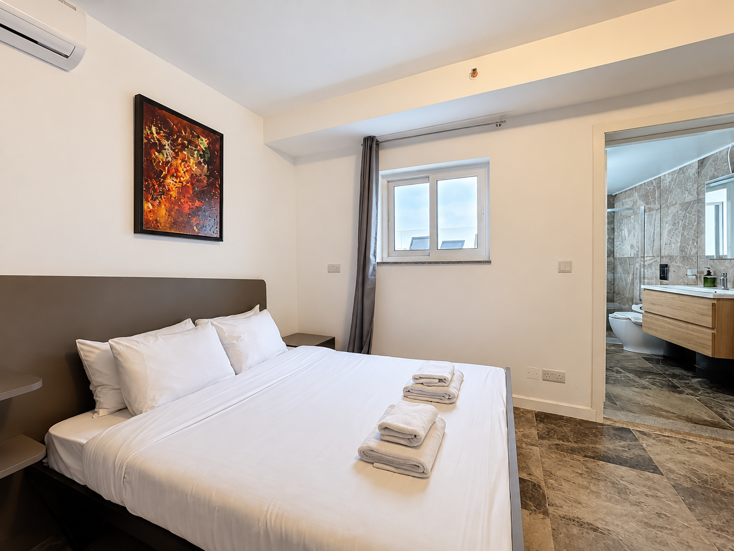 Two Bedroom Luxury Penthouse with a Rooftop Pool in St Julians - thumbnail 14