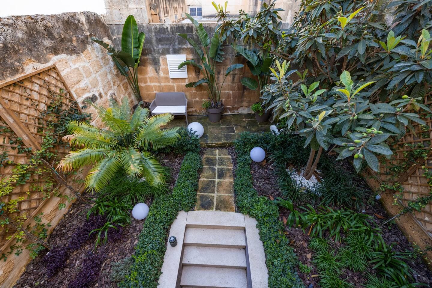 Three Bedroom Seafront House Of Character with a Jacuzzi in St Julians - thumbnail 3