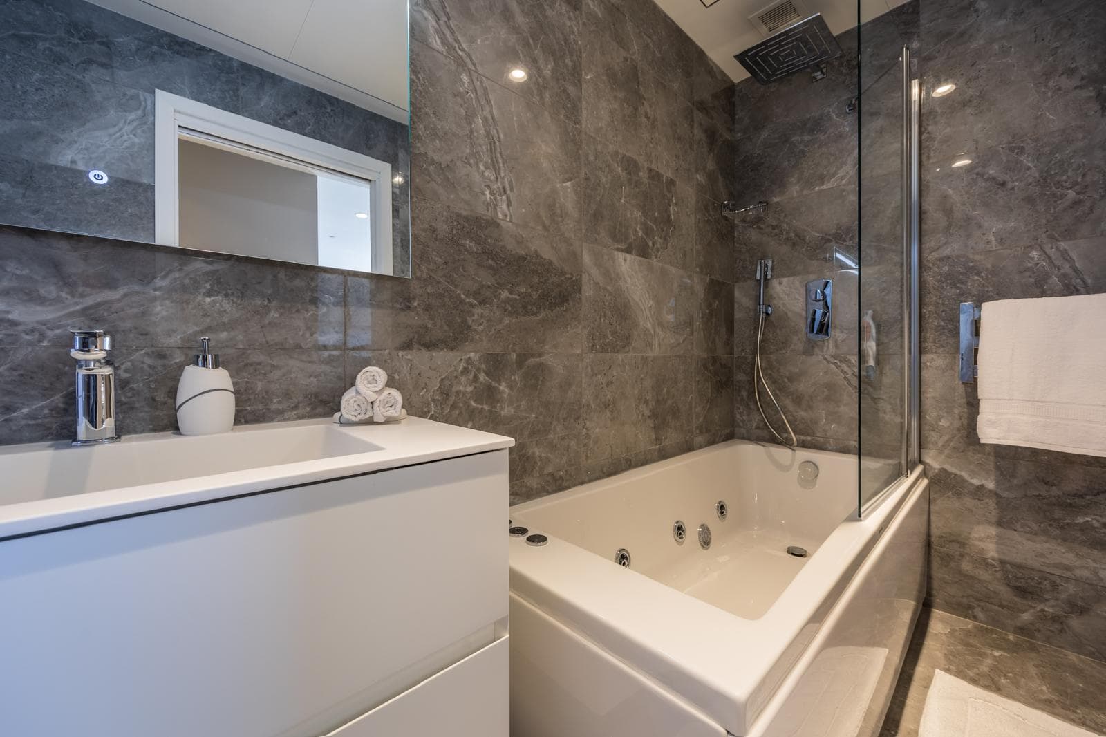 One Bedroom Luxury Apartment with Sea Views in St. Julians - thumbnail 10