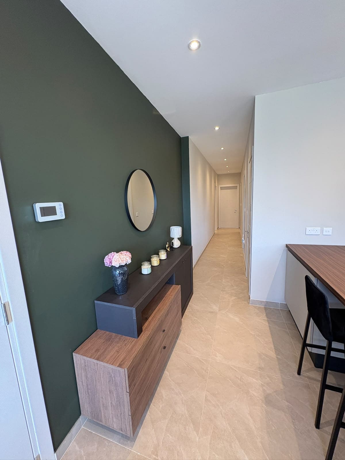 Three Bedroom Apartment with Valley Views - thumbnail 9