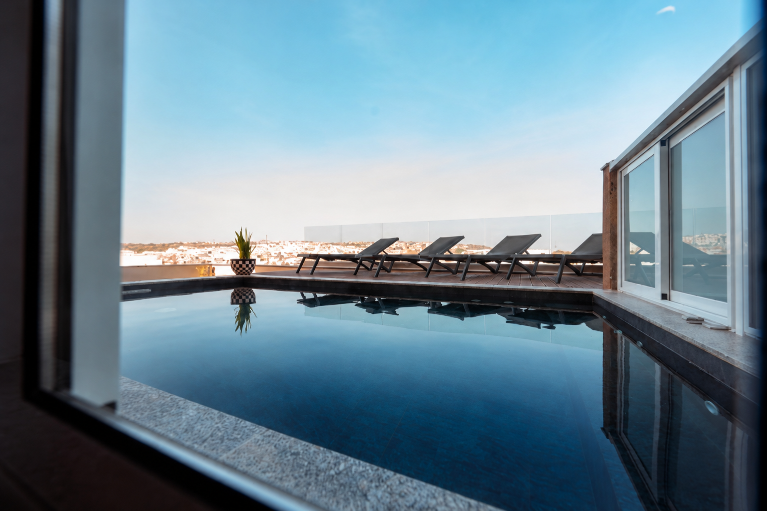Two Bedroom Luxury Penthouse with a Rooftop Pool in St Julians - thumbnail 2