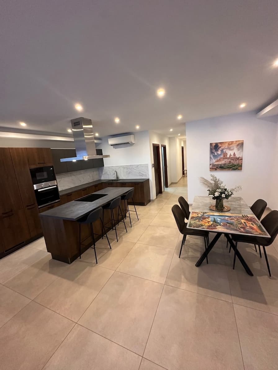 Seafront Apartment in Sliema  - thumbnail 2