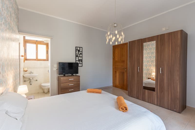 Three Bedroom Apartment with a Private Roof Terrace in Sliema - thumbnail 28