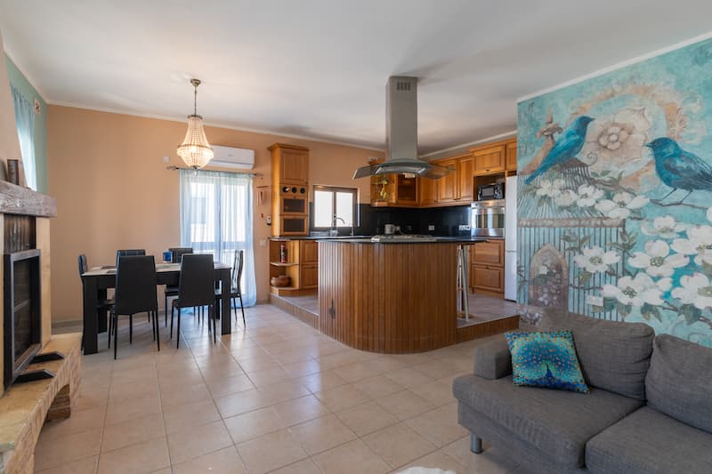 Three Bedroom Apartment with a Private Roof Terrace in Sliema - thumbnail 3