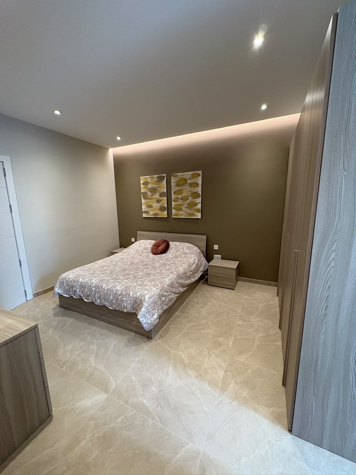 Three Bedroom Apartment with Valley Views - thumbnail 12
