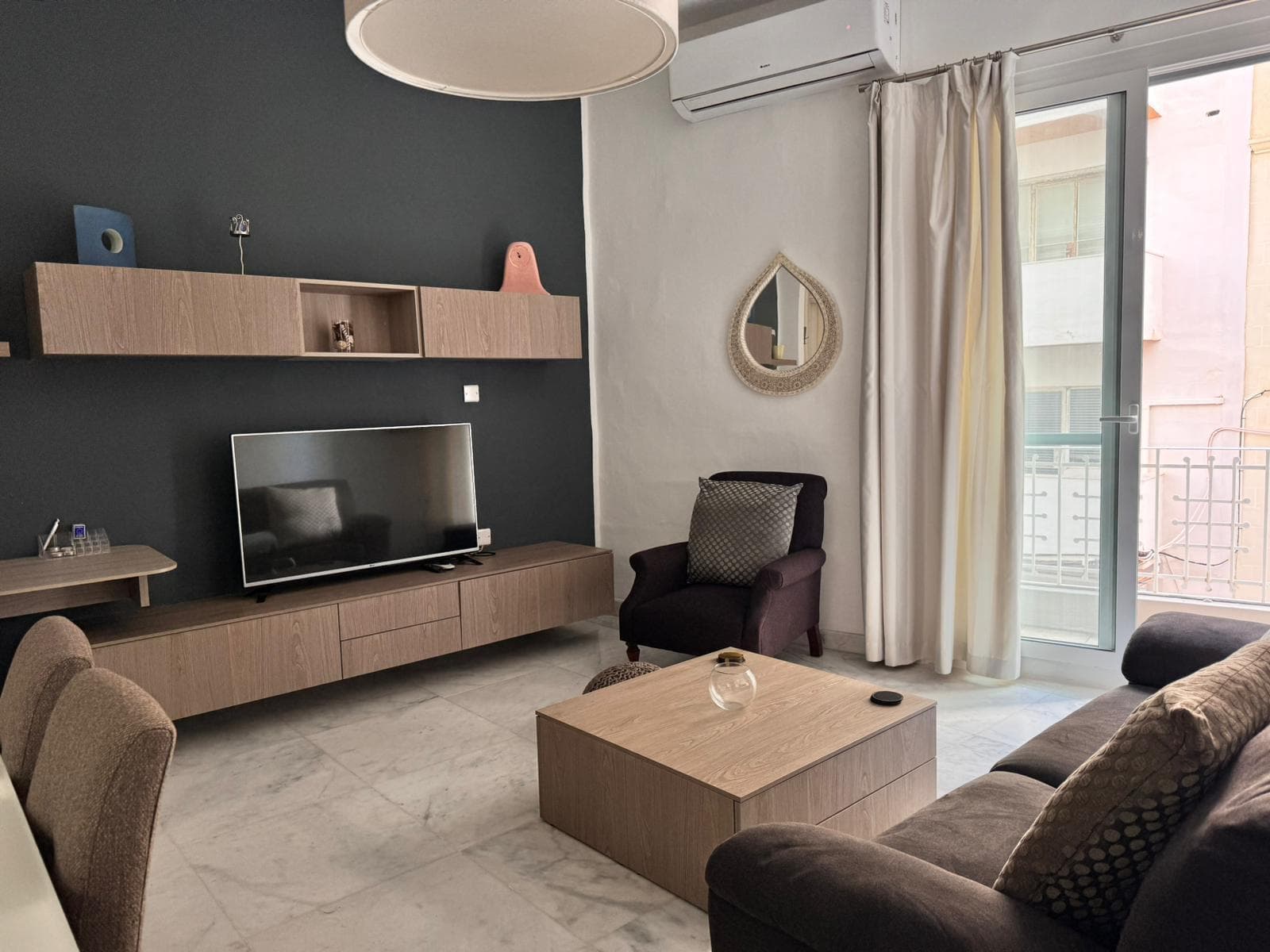 Two Bedroom Elegant Apartment with a Balcony in Sliema - thumbnail 3