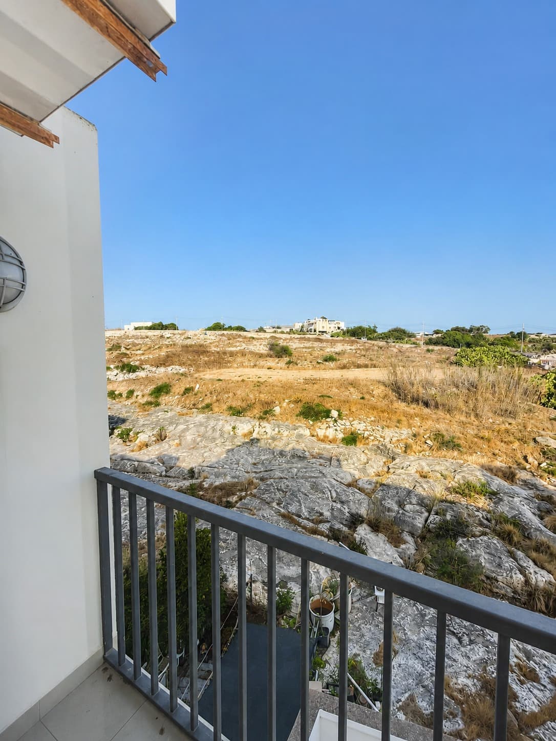 Block of three apartments on the seafront in Salina - thumbnail 11