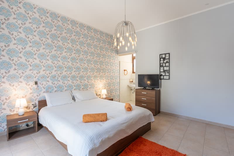 Three Bedroom Apartment with a Private Roof Terrace in Sliema - thumbnail 25