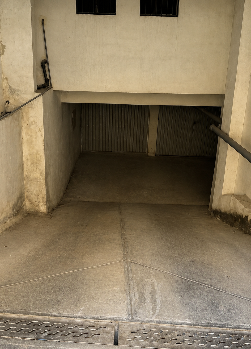 Garage in St Julians - thumbnail 2