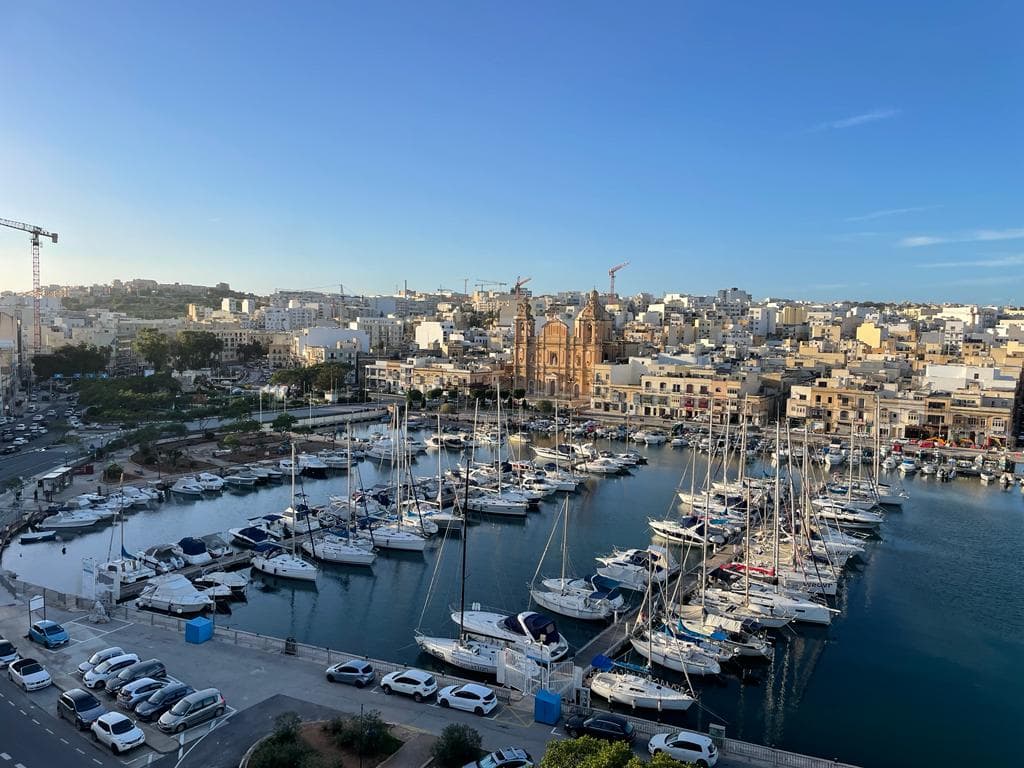 Three Bedroom Seafront Apartment with Large Terrace in Pieta - thumbnail 2