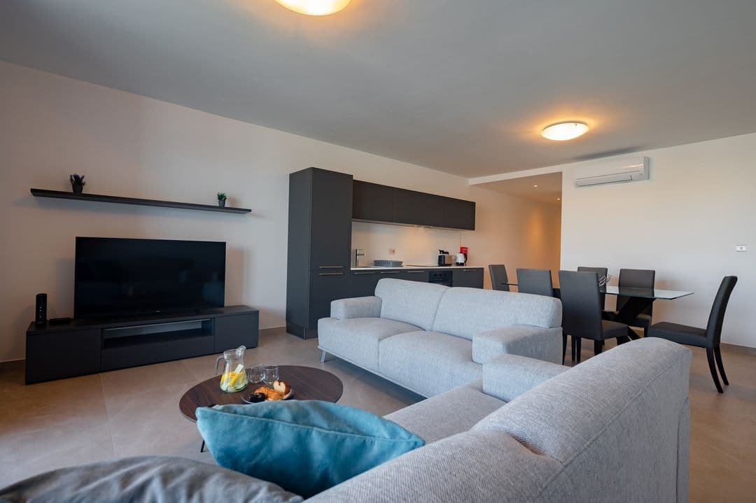 Three Bedroom Seafront Apartment with Large Terrace in Pieta - thumbnail 3