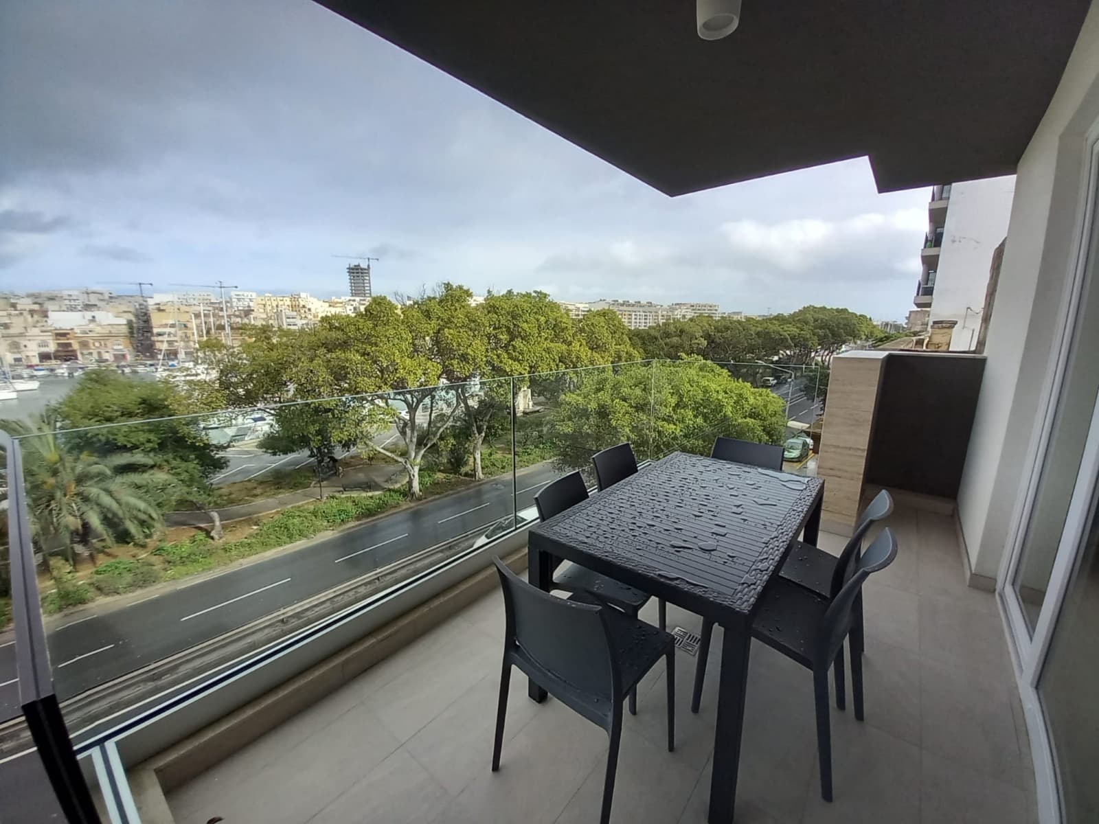 Three Bedroom Seafront Apartment with Large Terrace in Pieta - thumbnail 5