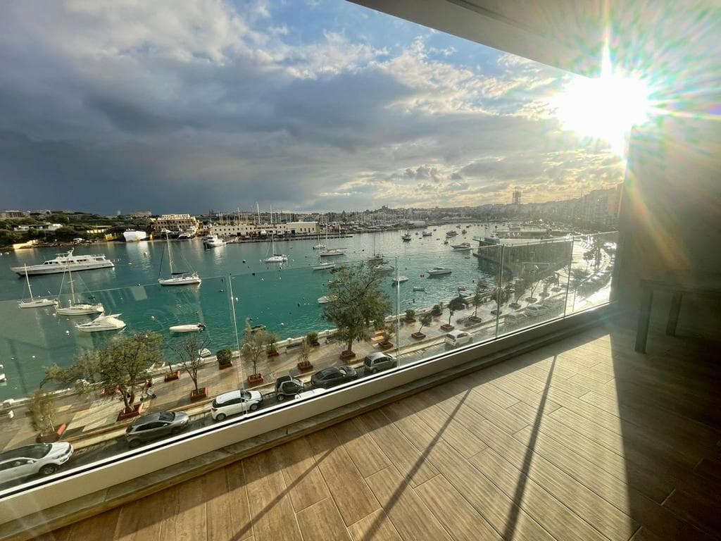 Apartment on the Sliema Seafront - Photo 1 of 9