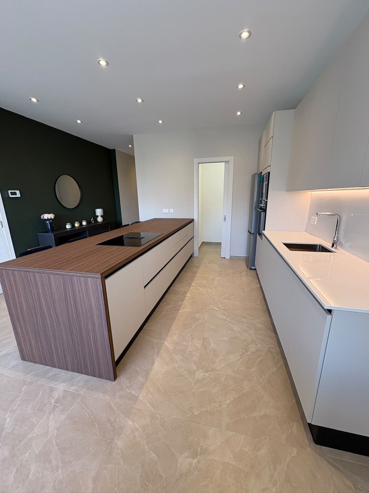 Three Bedroom Apartment with Valley Views - thumbnail 6
