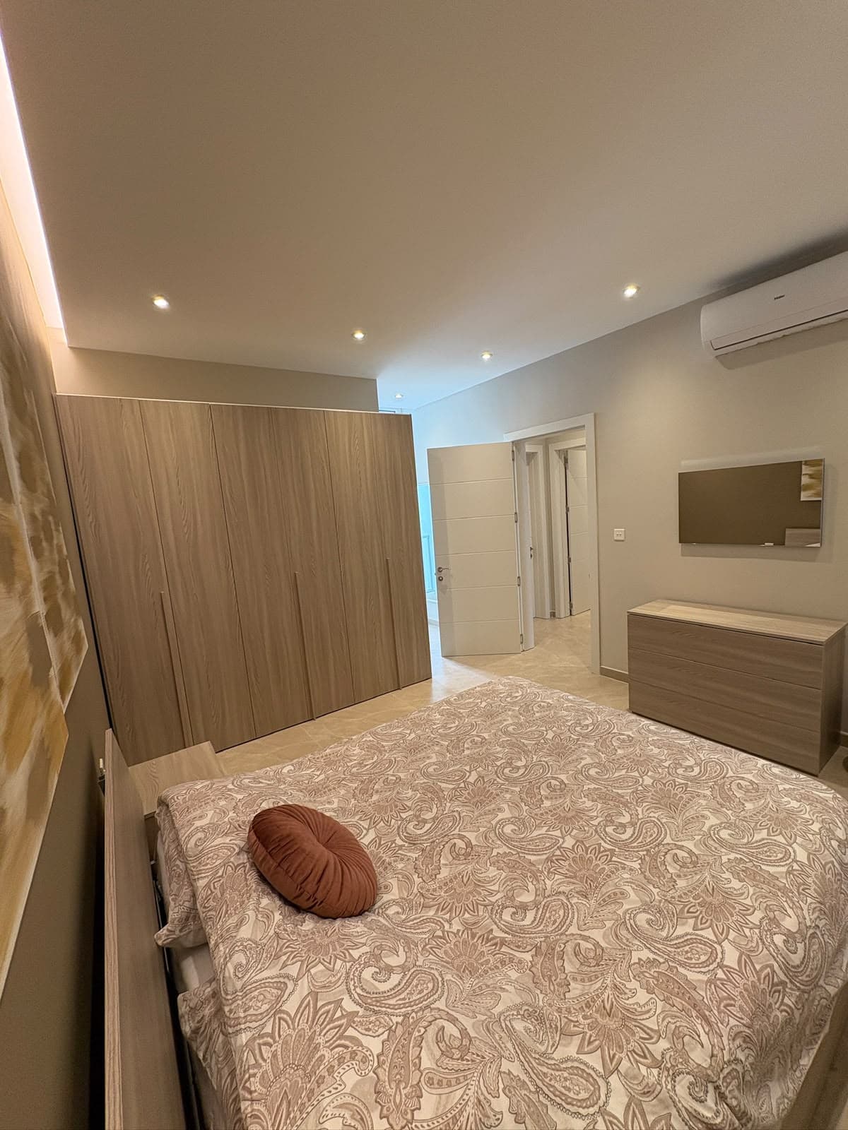 Three Bedroom Apartment with Valley Views - thumbnail 11