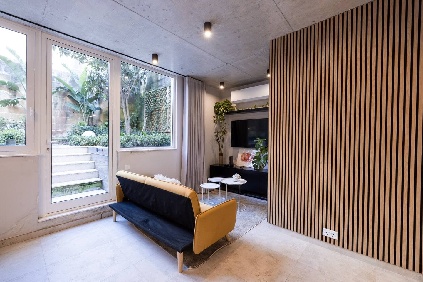 Three Bedroom Seafront House Of Character with a Jacuzzi in St Julians - thumbnail 4