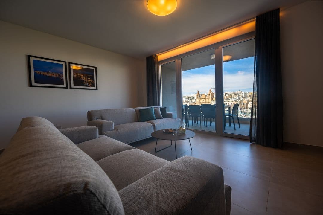 Three Bedroom Seafront Apartment with Large Terrace in Pieta - thumbnail 4