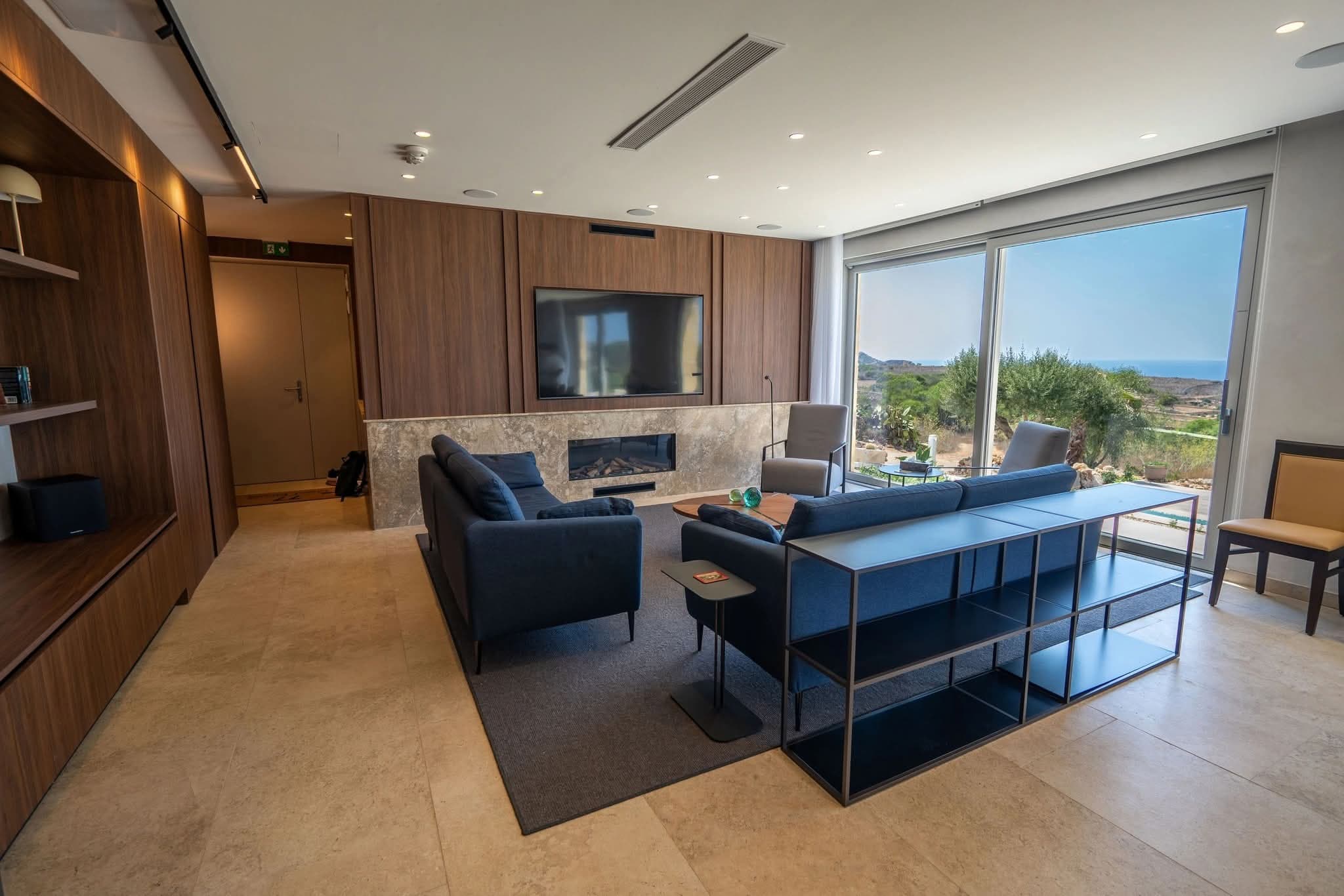 Fully Detached & Exclusive Villa with infinity Pool and Seaview's in Mgarr - thumbnail 3