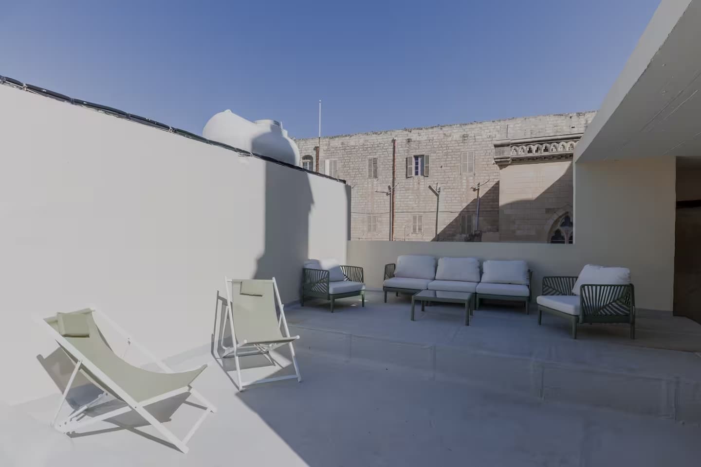 Three Bedroom Seafront House Of Character with a Jacuzzi in St Julians - thumbnail 10