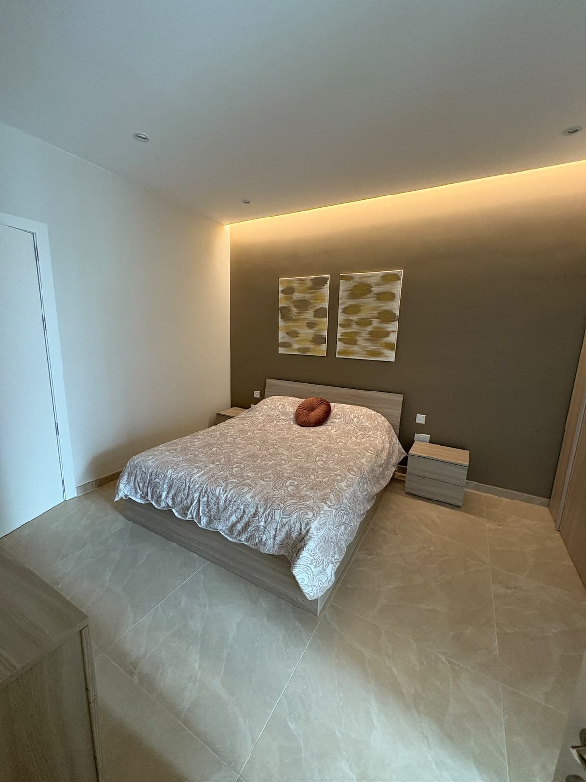 Three Bedroom Apartment with Valley Views - thumbnail 10