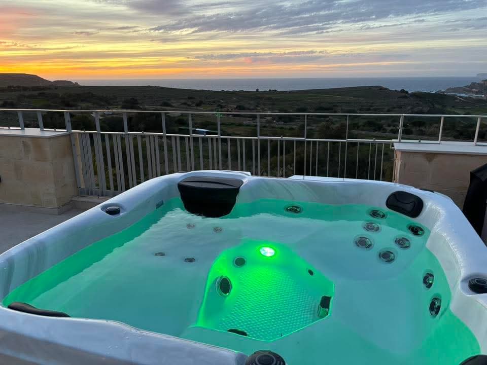 Fully Detached & Exclusive Villa with infinity Pool and Seaview's in Mgarr - Image 1