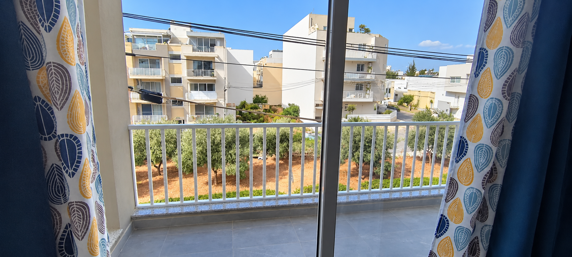 Three Bedroom Apartment with a Balcony in Mosta - Image 1