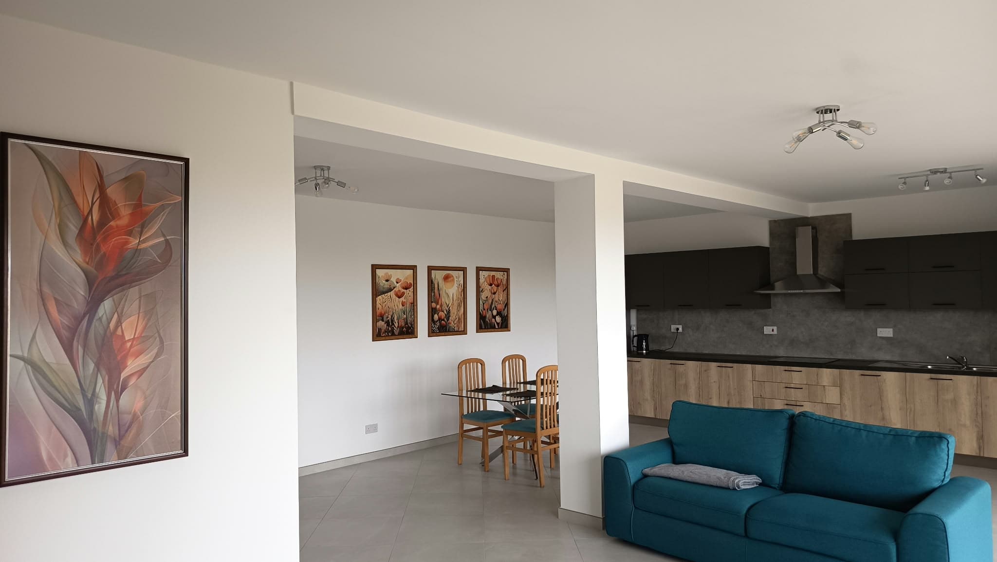 Three Bedroom Apartment with a Large Terrace and Valley Views in Mosta - Image 1